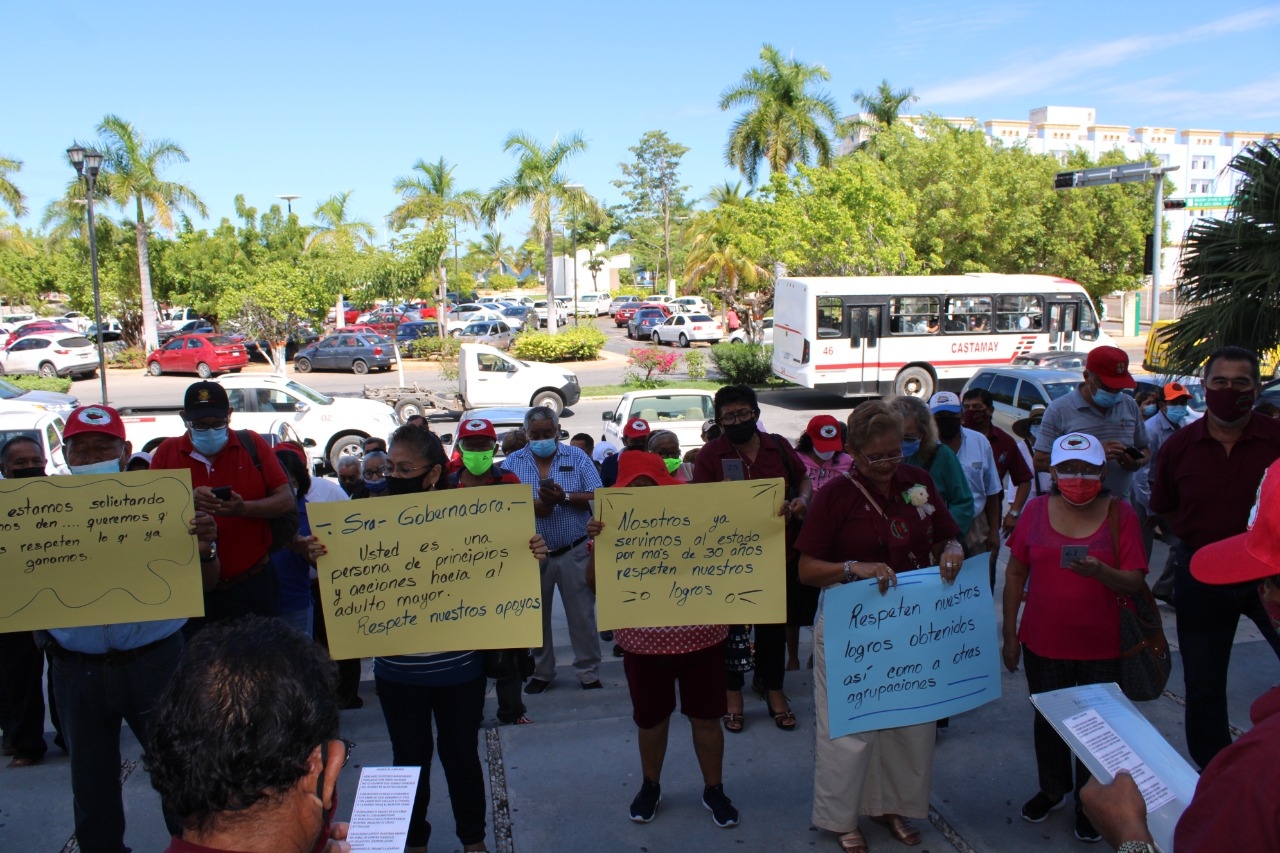 Pensionados del ISSSTE de Campeche protestan por el recorte en sus apoyos
