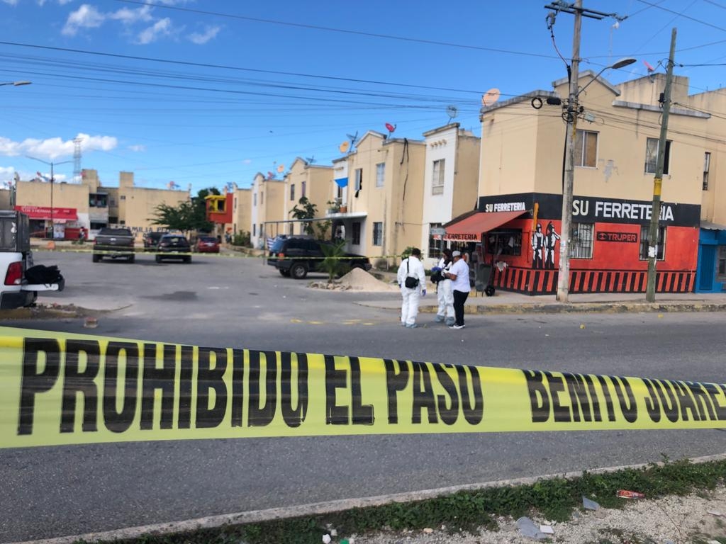 La zona del intento de asesinato en Cancún fue resguardada por policías mientras Servicios Periciales recababa evidencias