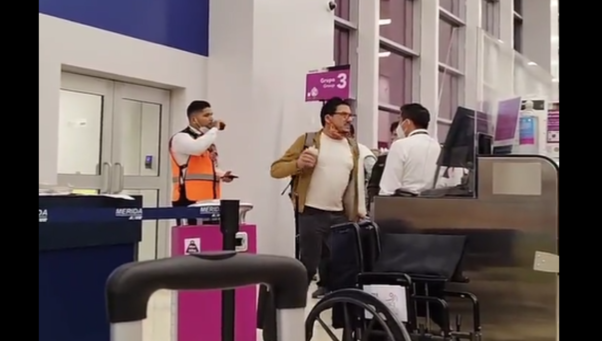 Ebrio agrede a trabajadores de Volaris en el Aeropuerto de Mérida y es sometido: VIDEO