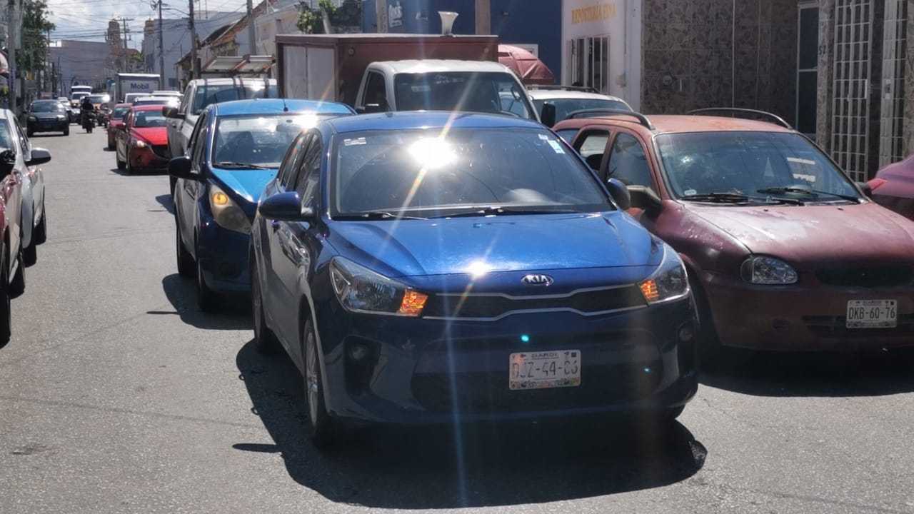 Conductor no guarda su distancia y choca contra otro vehículo en Ciudad del Carmen