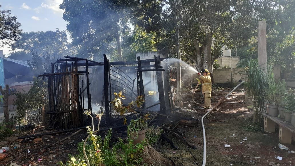 Se incendia casa de madera y guano en José María Morelos