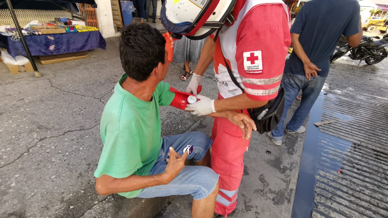 Trasladan a hombre al hospital tras vomitar sangre en la vía pública de Ciudad del Carmen