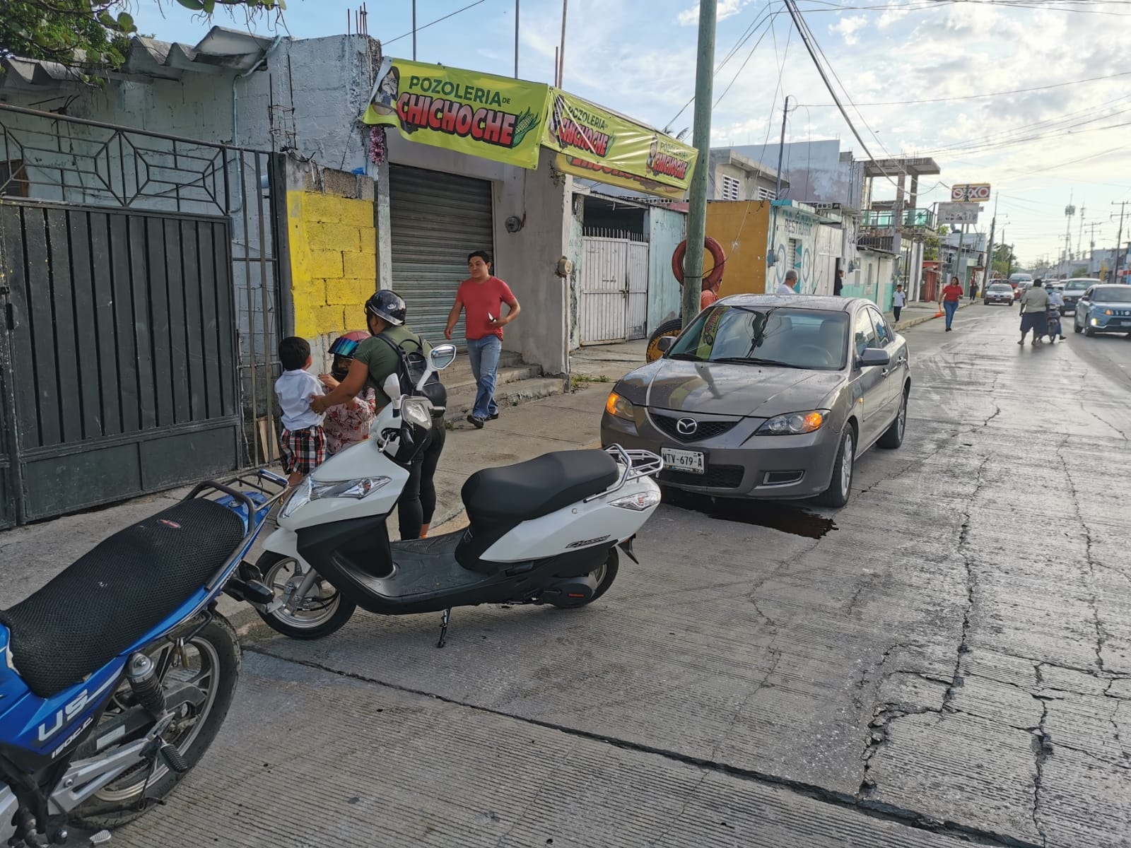 Derrame de aceite de un auto causa el derrape de motociclistas en Ciudad del Carmen