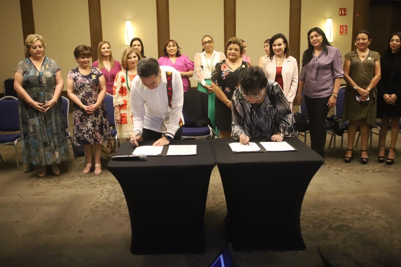 Mujeres empresarias firman convenio con el Colegio Nacional del Notariado Mexicano en Mérida