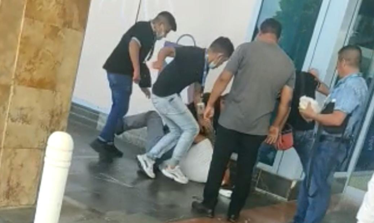 ¡Pelea campal! Choferes se agarran a golpes en el Aeropuerto Internacional de Cancún