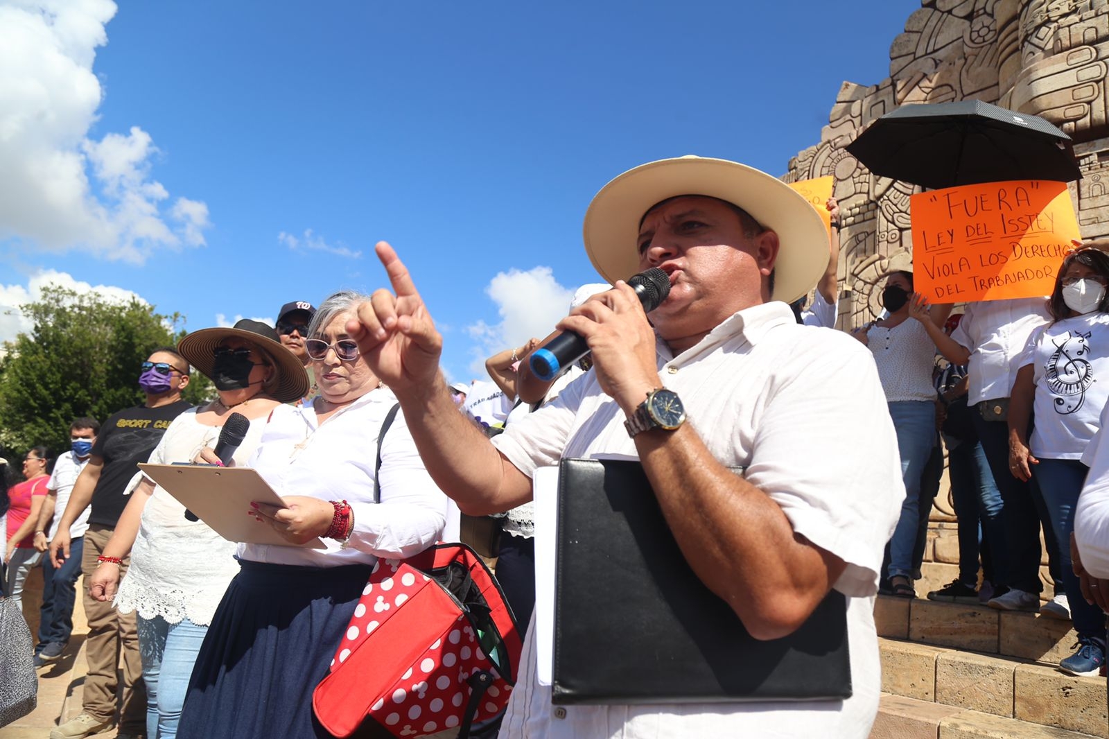 Mérida: Maestros y jubilados protestan en el Monumento a la Patria en contra de la Ley del ISSTEY