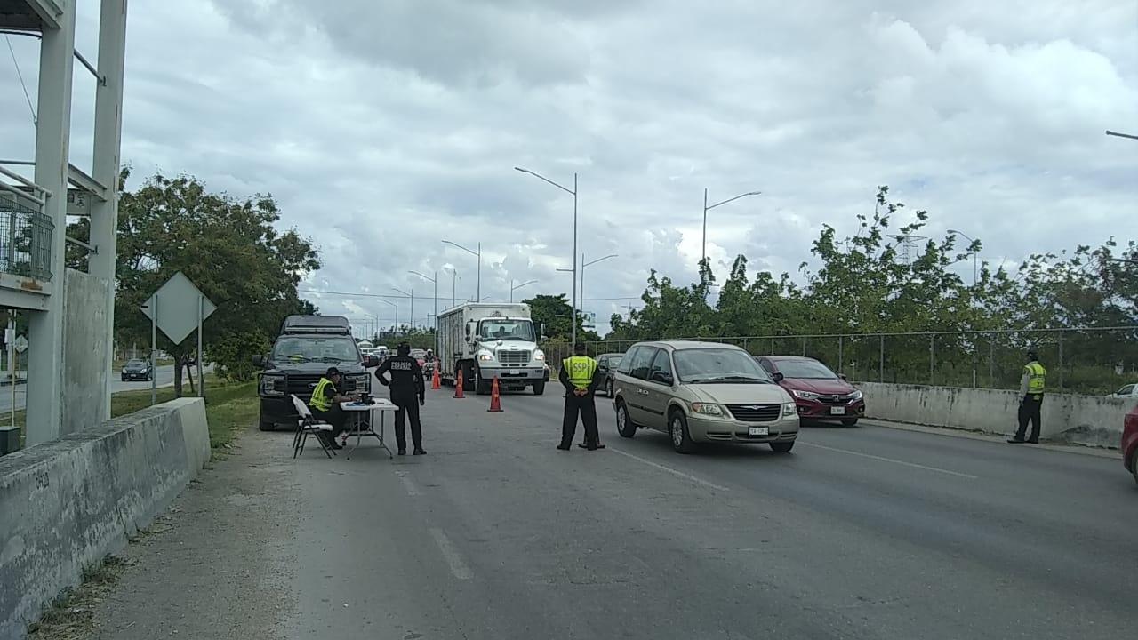 Detienen a un hombre en el Periférico de Mérida por intentar sobornar a policías con mil pesos