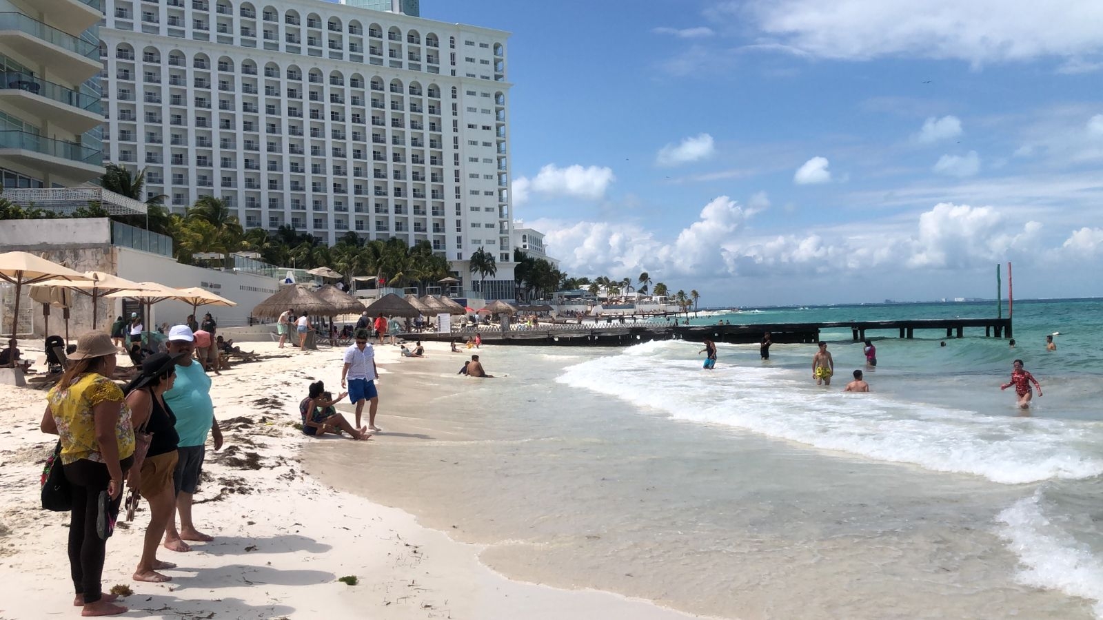 Hay casi 100 personas en Playa Caracol de Cancún este sábado