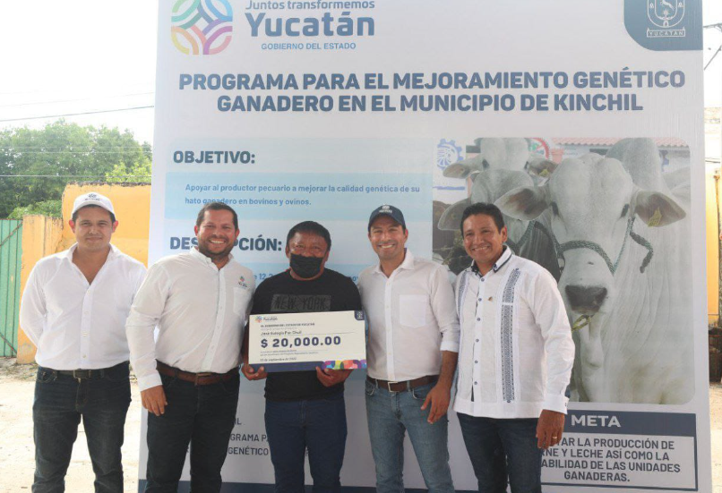 Mauricio Vila Dosal entrega apoyo a 102 productores en Kinchil