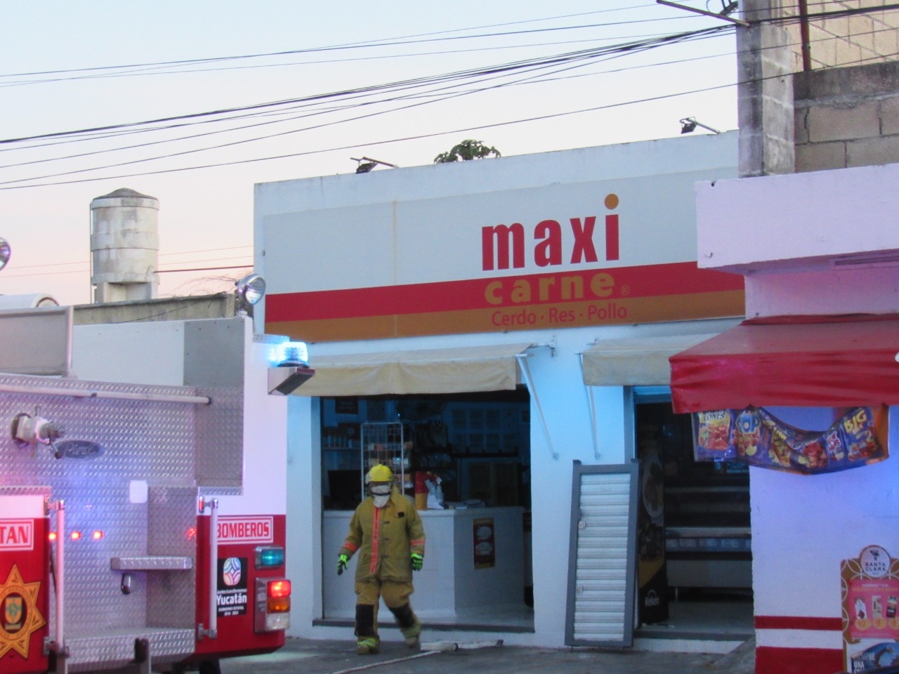 Cortocircuito genera conato de incendio en un maxicarne en Mérida
