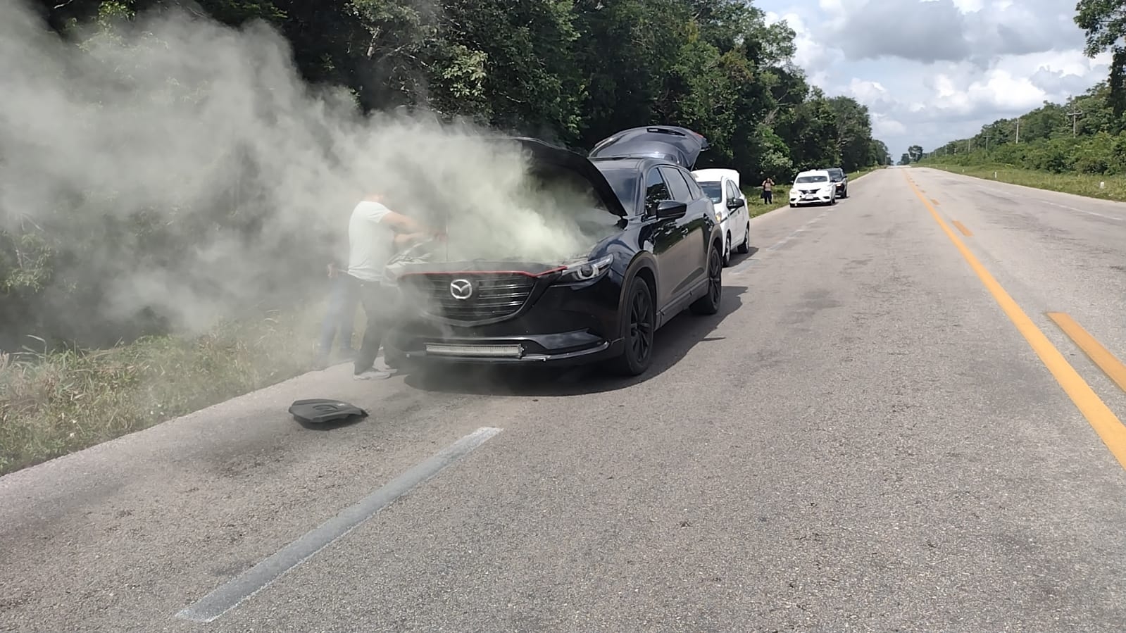 Taxista evita que las llamas consuman una camioneta en Felipe Carrillo Puerto