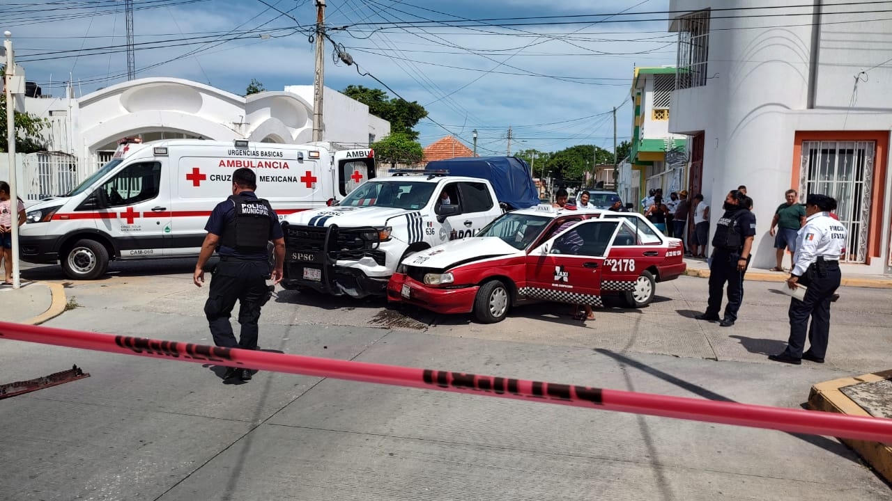 Patrulla choca contra un taxi en Ciudad del Carmen; hay cinco lesionados