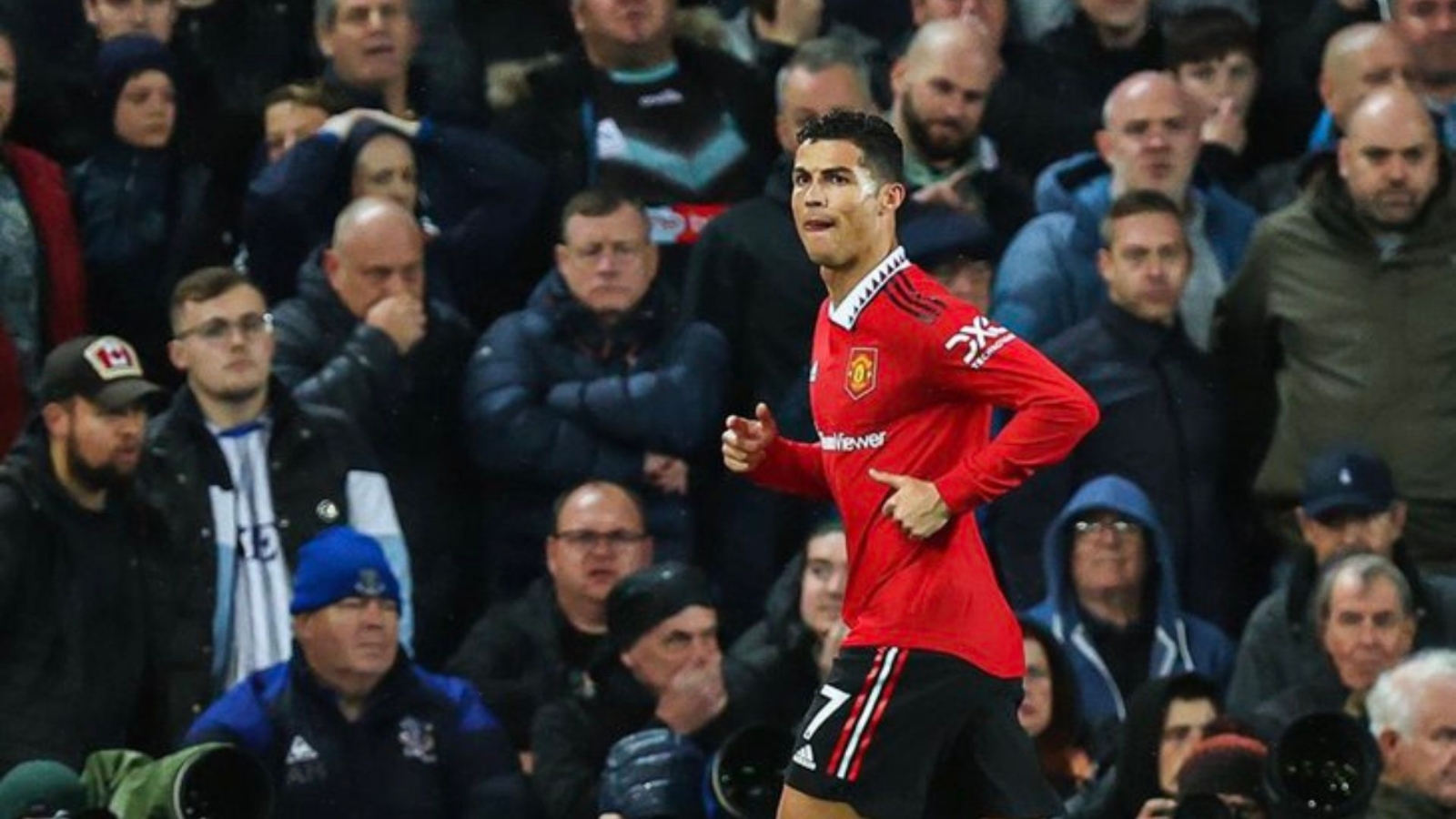 Cristiano Ronaldo da victoria al Manchester United sobre el Everton