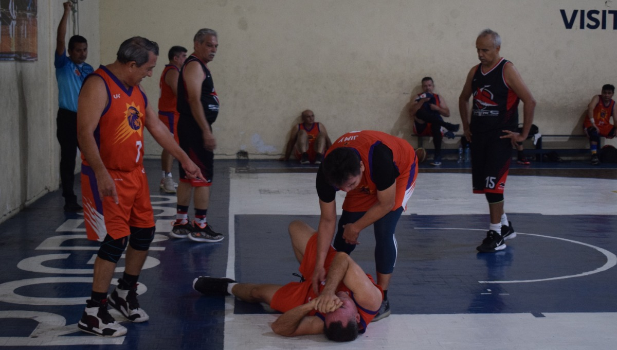 Partido de basquetbol de veteranos termina en problemas; acuden cuerpos de emergencia