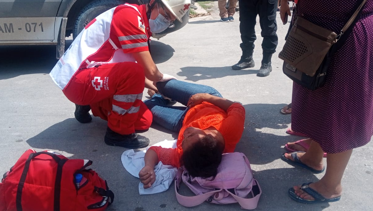 Motociclista termina lesionada tras ser arrollada por una camioneta en Escárcega