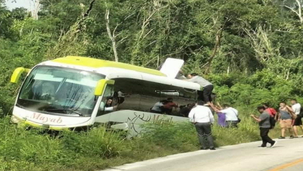 Autobús de la línea Mayab se sale de la carretera y deja varios lesionados en José María Morelos