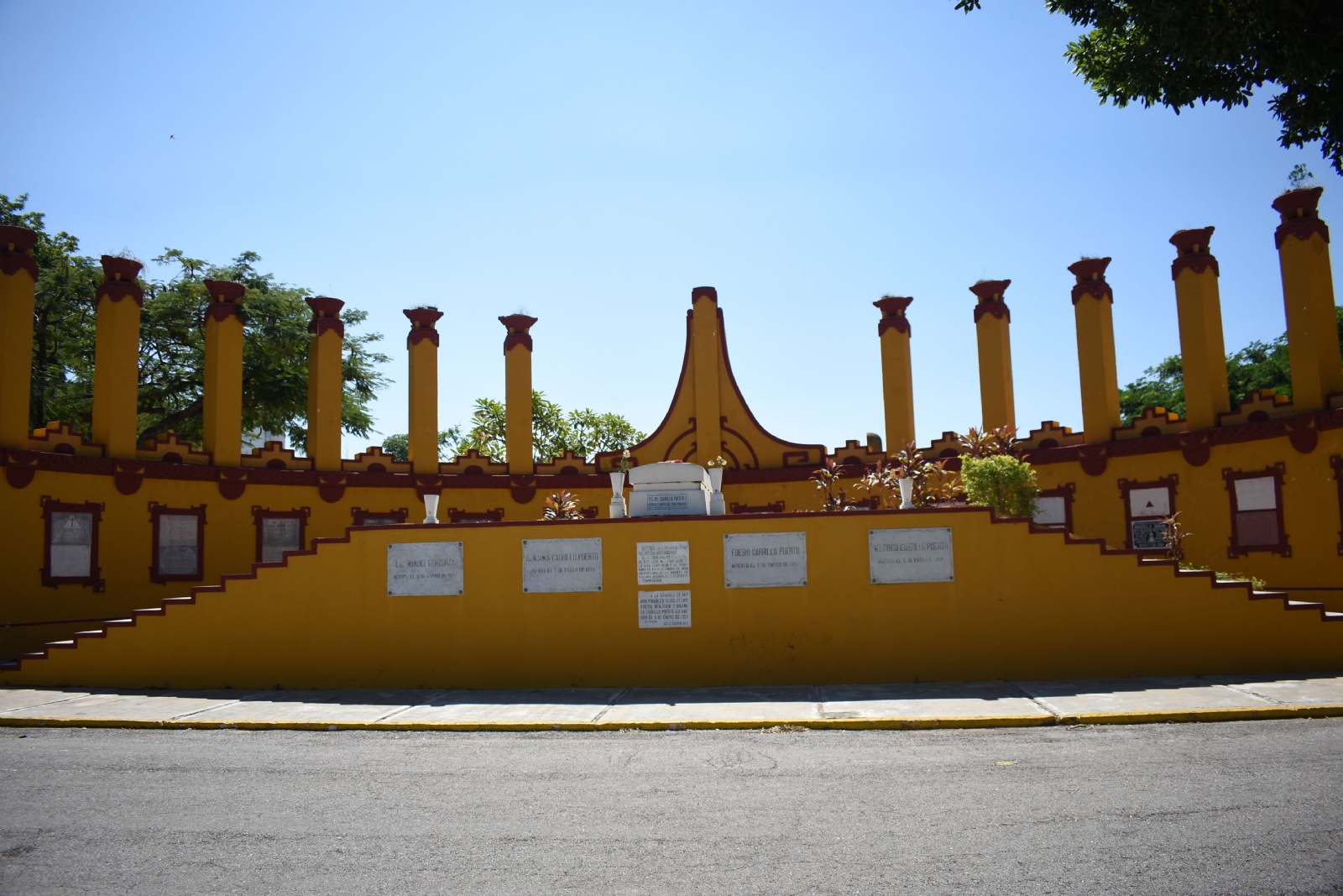 Rotonda de los Hombres Ilustres y las estructuras más emblemáticas del cementerio de Mérida