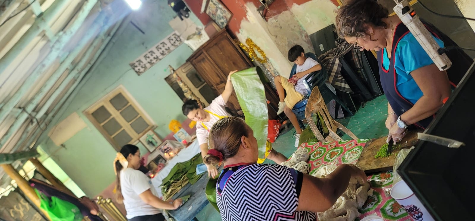 Familias de Yucatán se reúnen para preparar el tradicional pib de Hanal Pixán: VIDEO