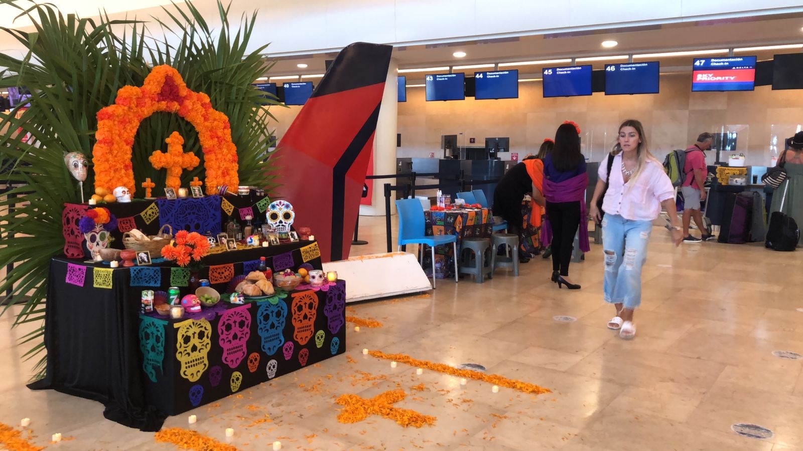 Aeropuerto de Cancún recibe a los turistas con las ofrendas del Día de Muertos: EN VIVO