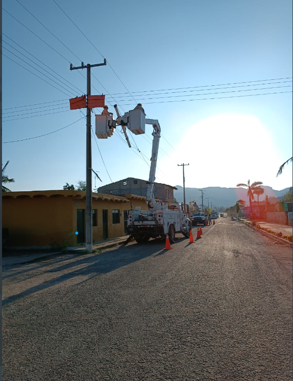 CFE restablece suministro eléctrico en Jalisco, Nayarit y Sinaloa tras afectaciones de Roslyn