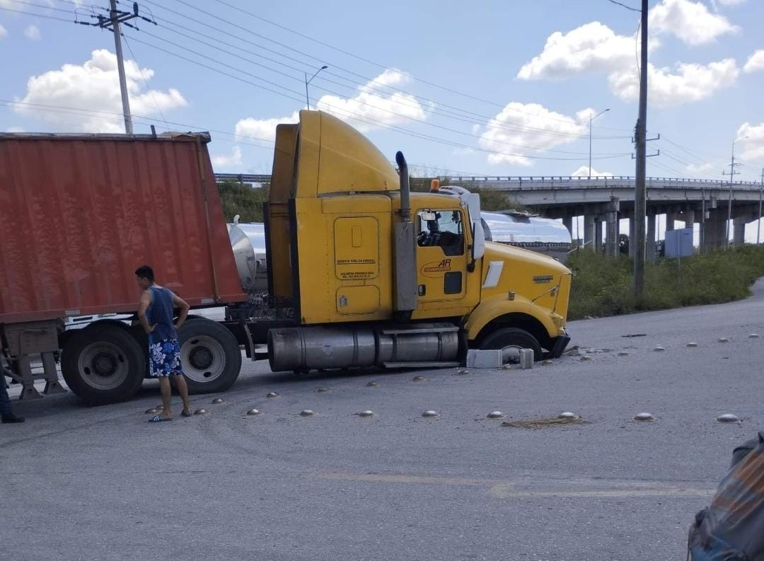 Tráiler rompe concreto en la carretera Progreso-Mérida