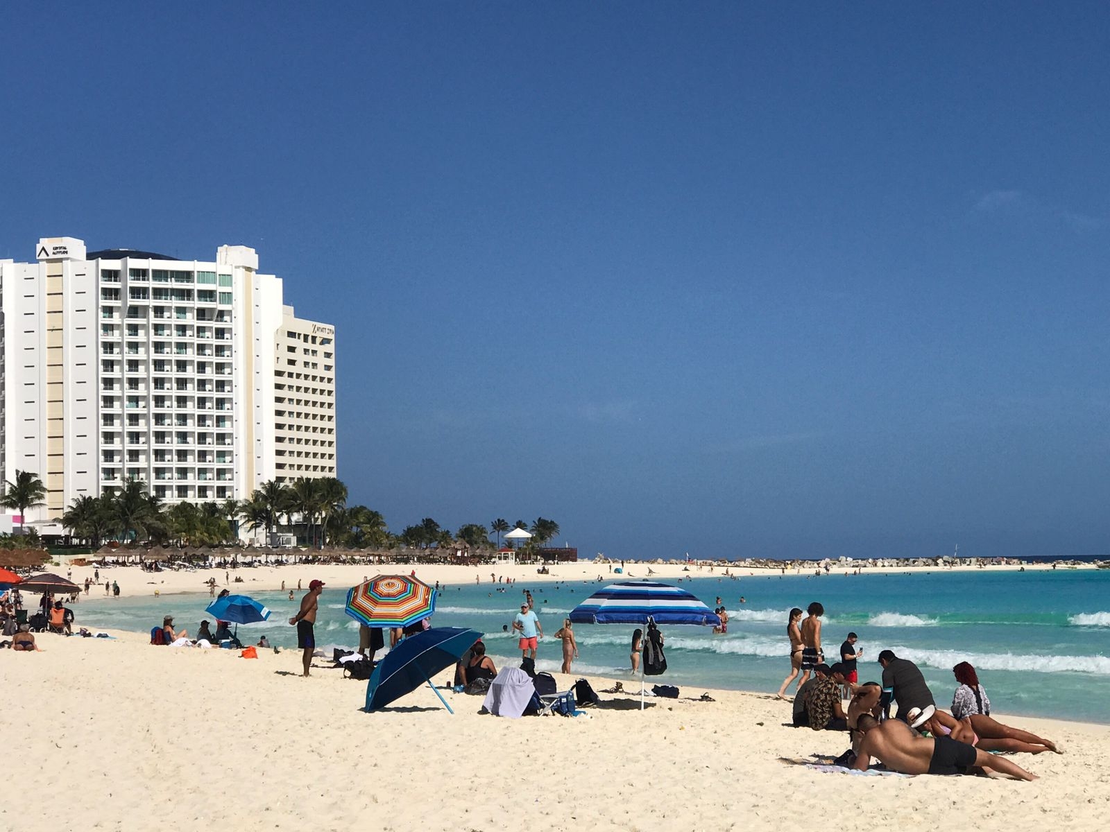 Más de 500 visitantes disfrutan del mar y arenal de Playa Gaviotas en Cancún: EN VIVO