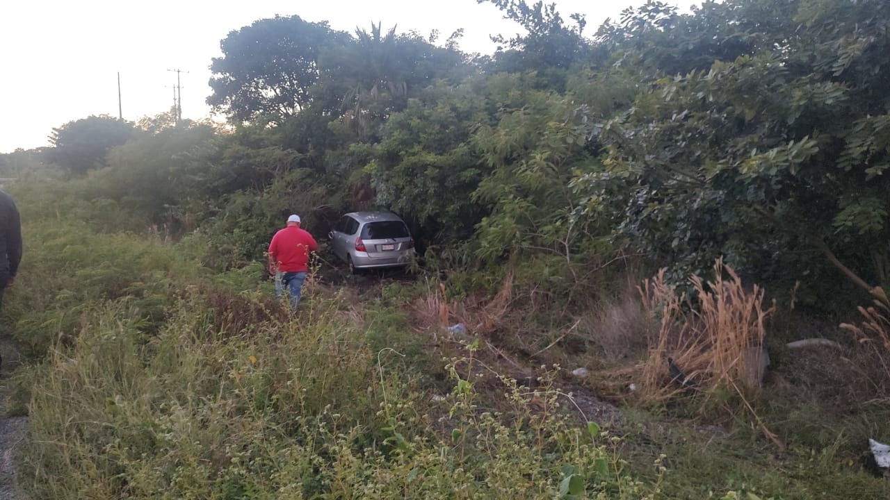 Auto se sale de la carretera en Ciudad del Carmen; un tráiler le cerró el paso