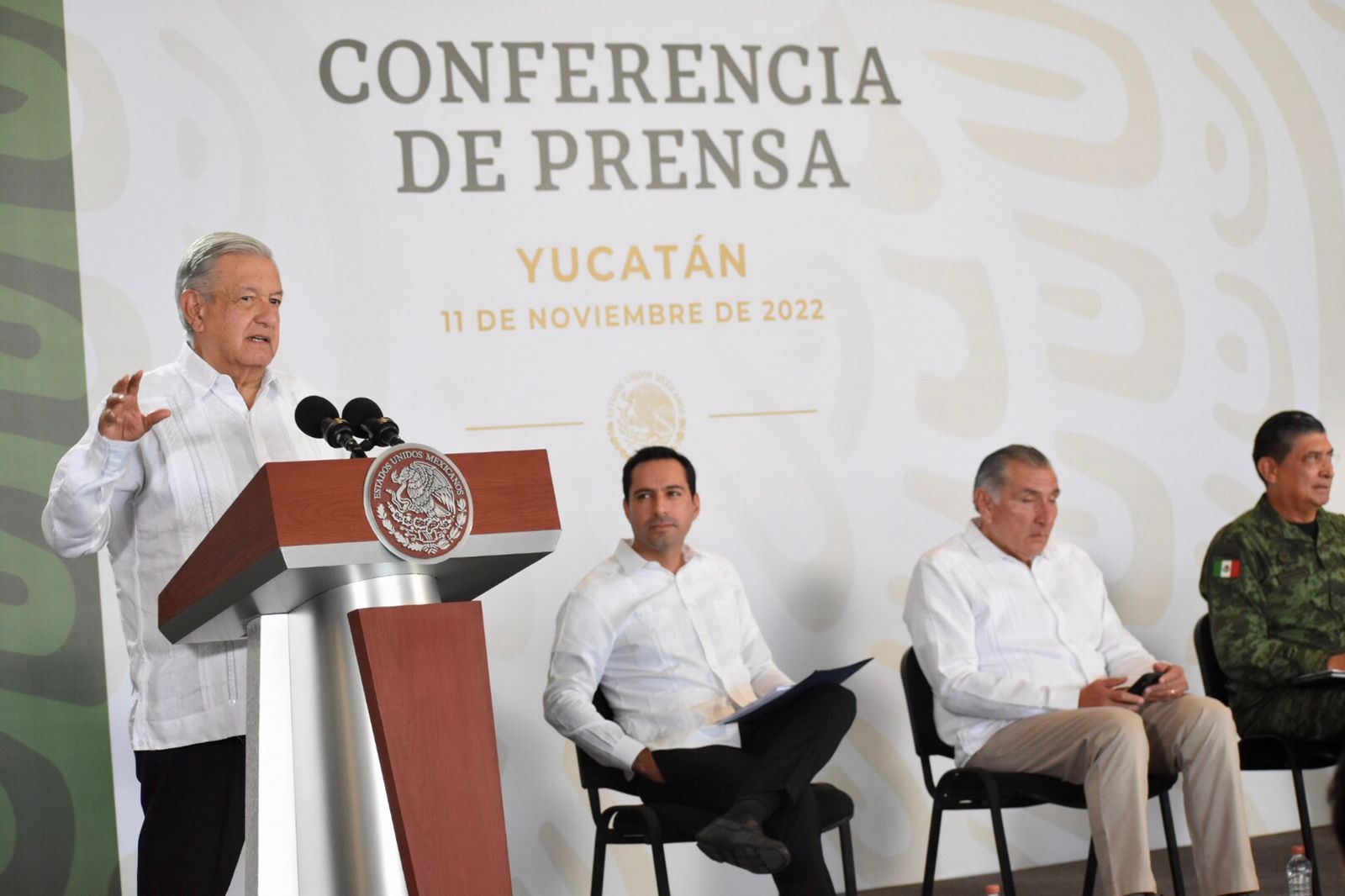AMLO reitera reconocimiento a Por Esto! y a su Director Don Mario Renato Menéndez en su visita a Mérida