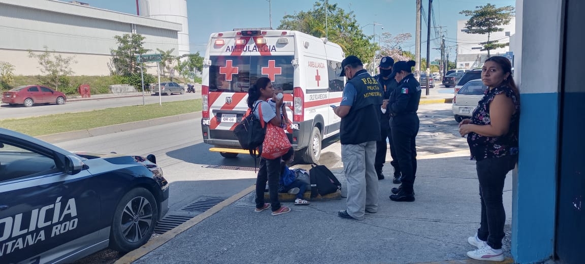 Policía agrede a madre buscadora afuera de la FGE en Cancún