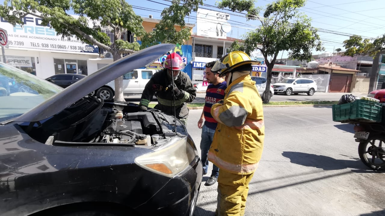 Conductor sofoca el incendio de su camioneta en Ciudad del Carmen