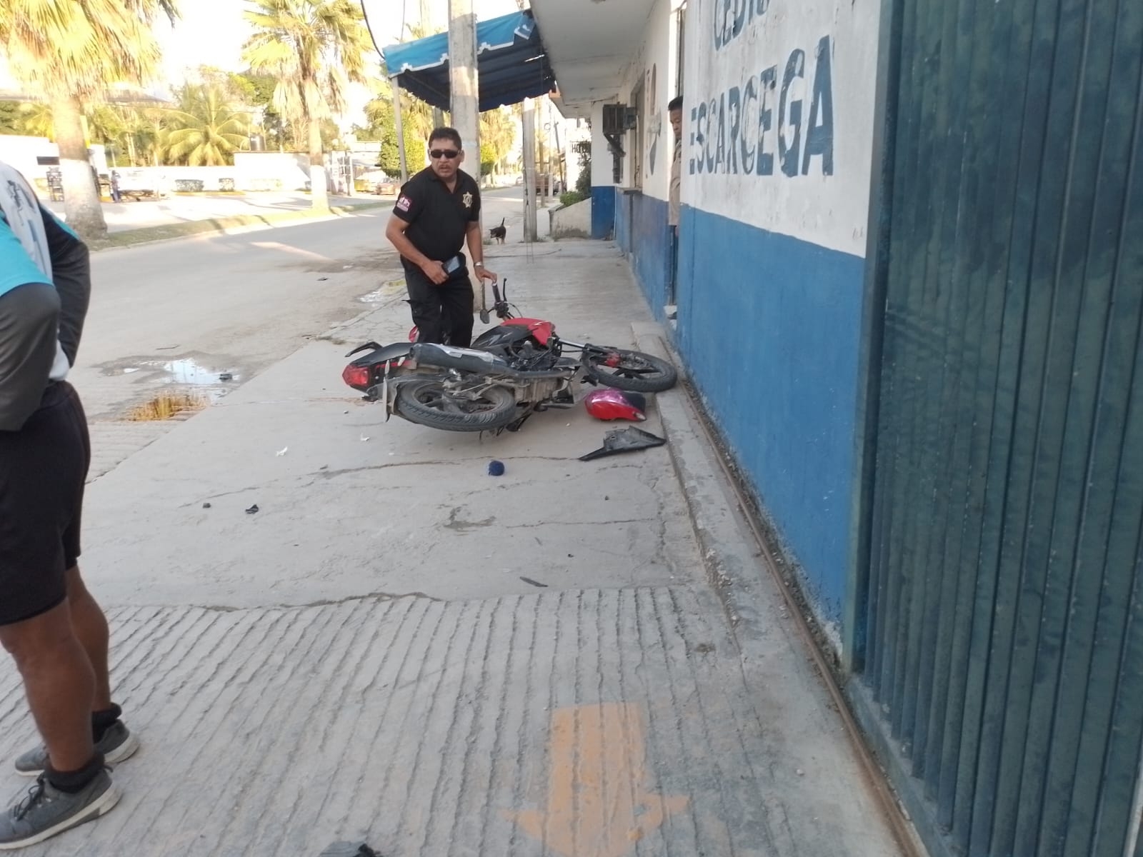 Automóvil impacta a una mujer en motocicleta en Escárcega y le destroza la pierna