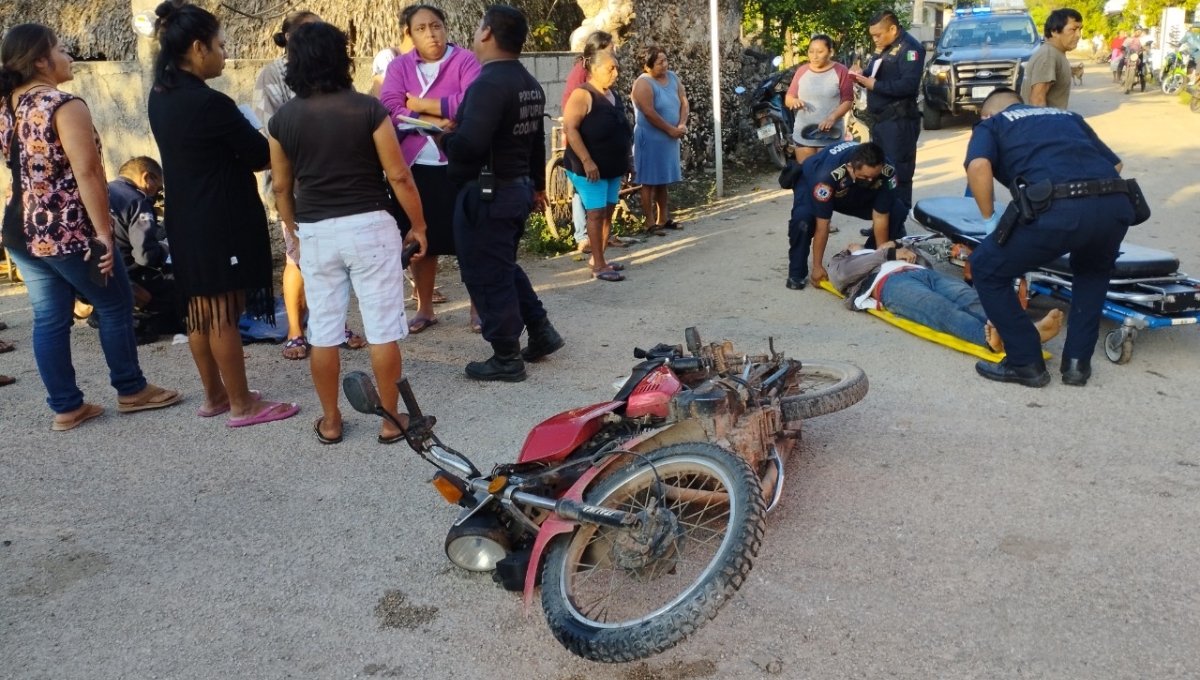 Trasladan al hospital a dos motociclistas tras chocar en Sucopó, Tizimín