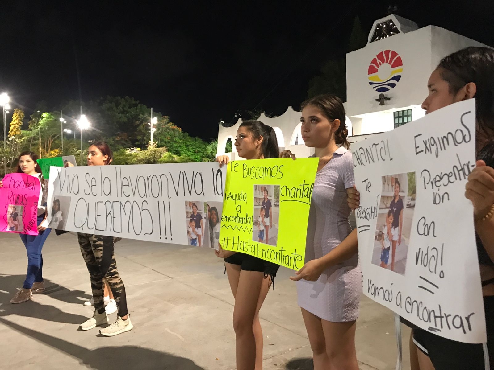 Familiares de la menor Chantal Ríos se manifiestan frente al palacio municipal de Cancún: EN VIVO