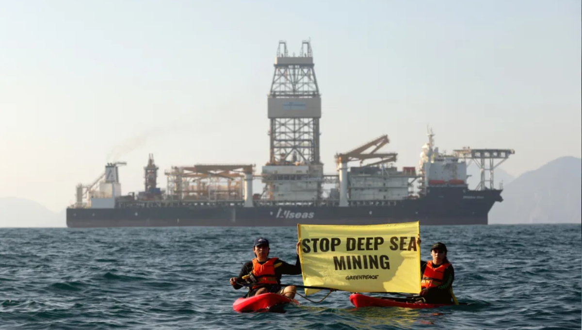 Greenpeace envía mensaje contra barco de perforación de minería en México