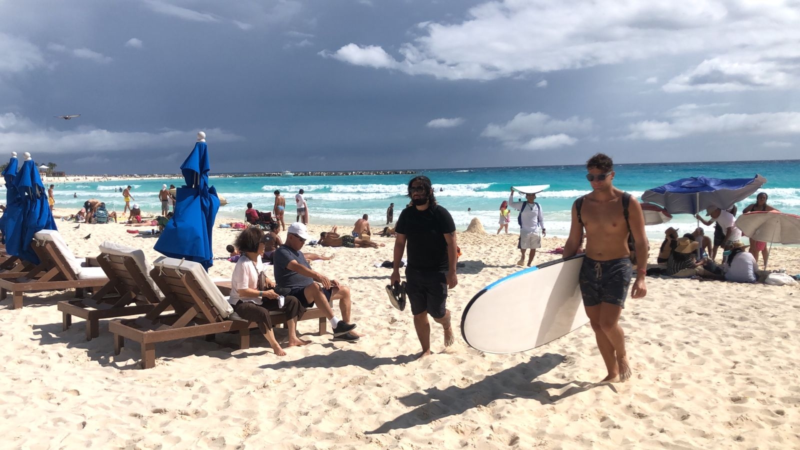 Turistas y ciudadanos disfrutan de Playa Gaviota Azul y el buen clima en Cancún: EN VIVO