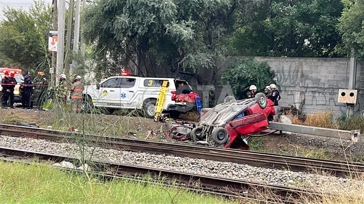 Tren embiste a camión y auto en Nuevo León; hay un muerto y 19 heridos