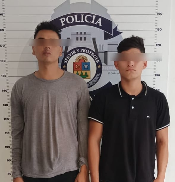Detienen a dos sujetos con un vehículo de lujo robado en Cancún