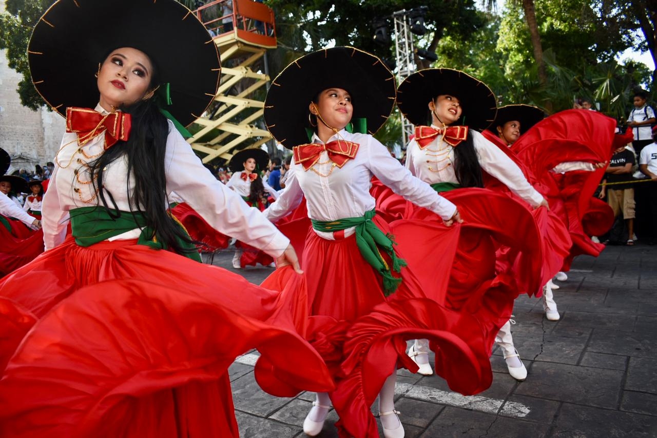 Entre adelitas y ropa deportiva, se llevó a cabo el desfile de la Revolución Mexicana en Mérida: FOTOS