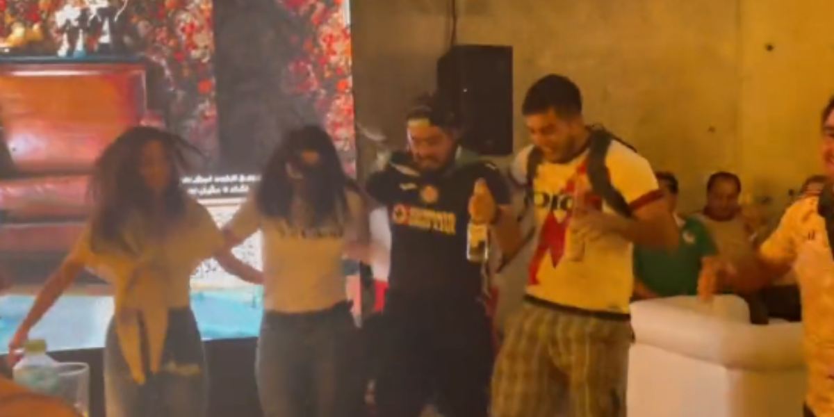 Aficionado de Cruz Azul enfiestado pone a bailar a todos en el Mundial de Qatar: VIDEO