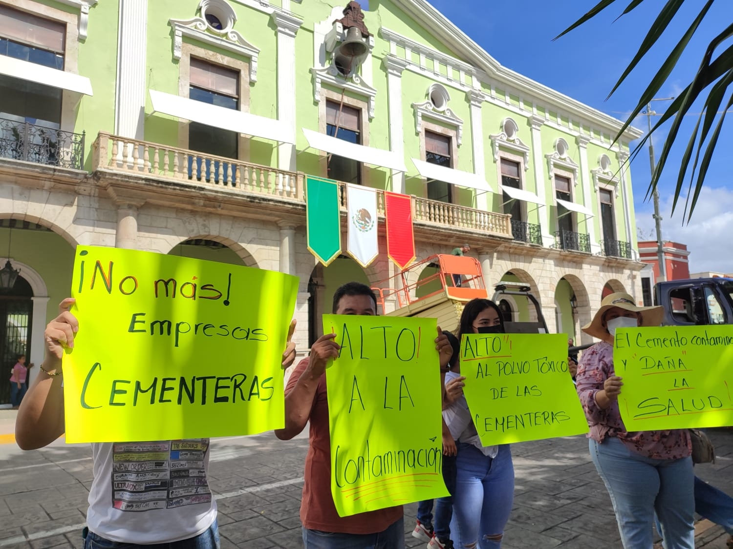 Vecinos de Flamboyanes protestan contra cementera afuera de Palacio de Gobierno en Mérida: EN VIVO