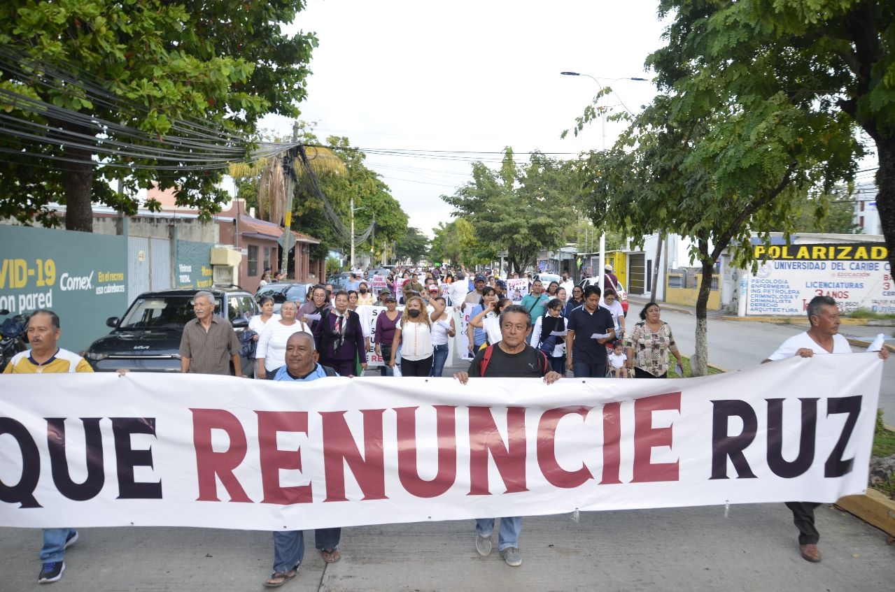 Vuelven a marchar por la Unacar en Ciudad del Carmen; insisten en la renuncia del rector
