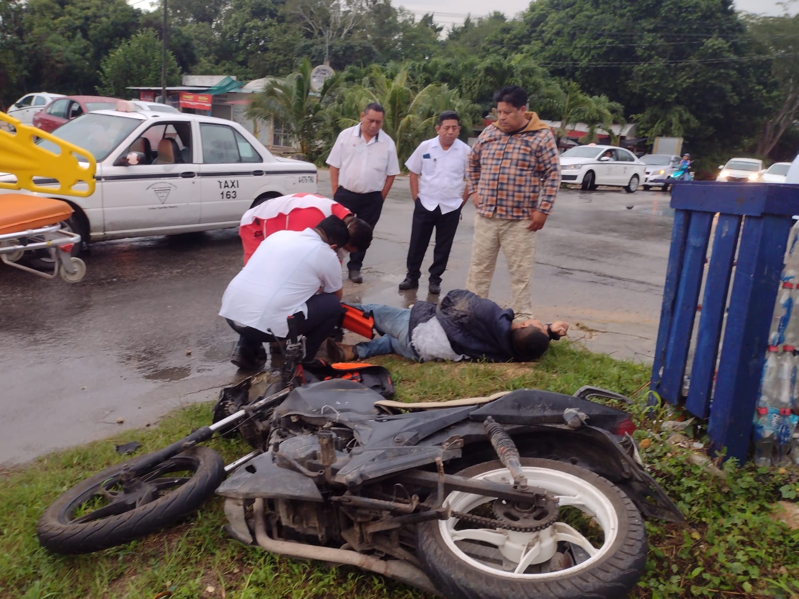 Choque entre taxi y una motocicleta deja un lesionado en Felipe Carrillo Puerto