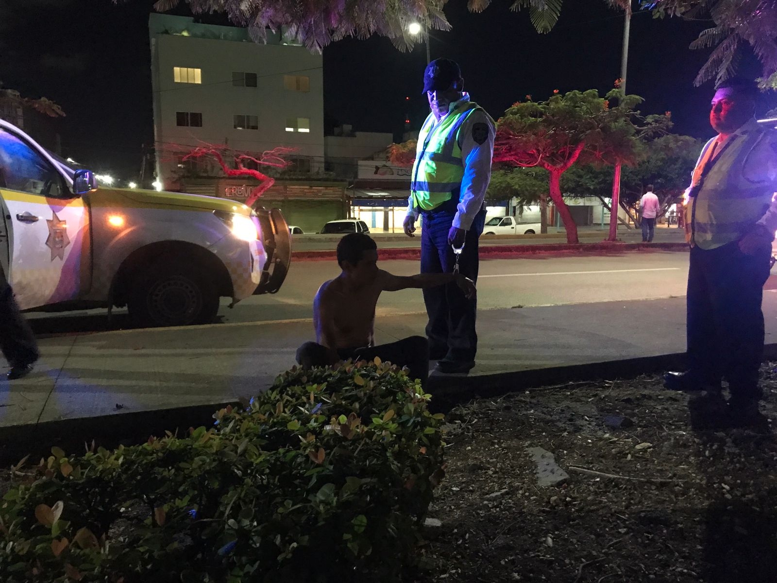 Detienen a presunto ladrón enfrente de Plaza las Américas en Cancún