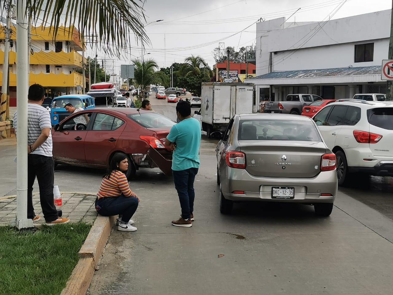 Choque entre dos vehículos en Ciudad del Carmen deja daños materiales