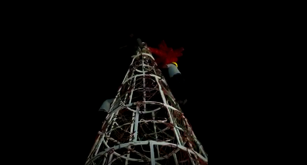 Hombre intenta arrojarse desde un árbol de Navidad en Tulum: VIDEO