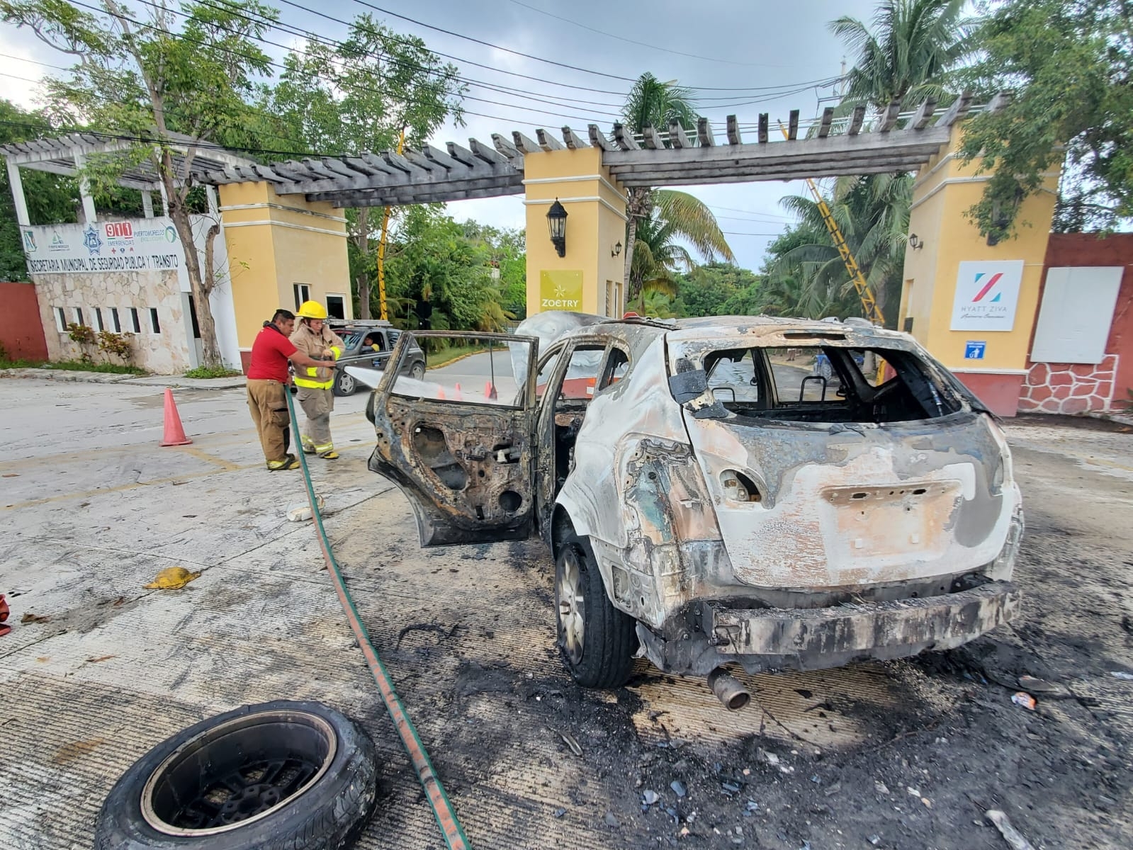 Falla mecánica provoca que auto se queme en Puerto Morelos