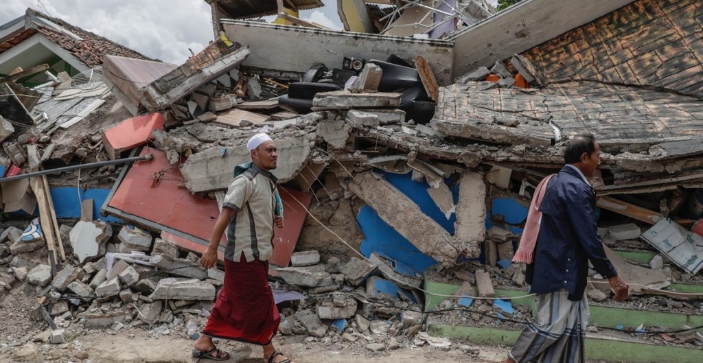 Suben a 310 los muertos por el sismo de 5.6 en Indonesia