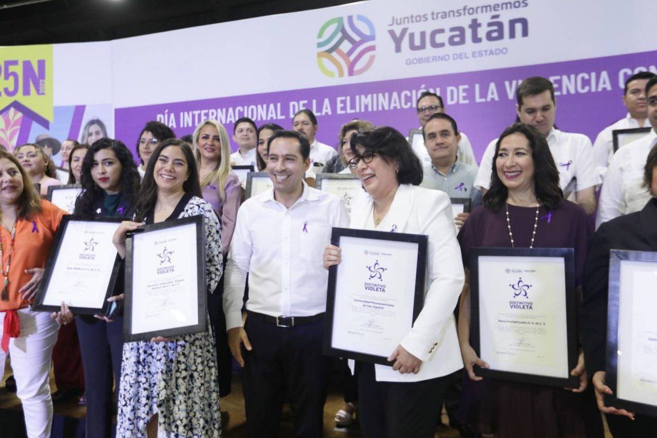 Violencia contra la mujer en Yucatán: Mauricio Vila entrega distintivos violetas