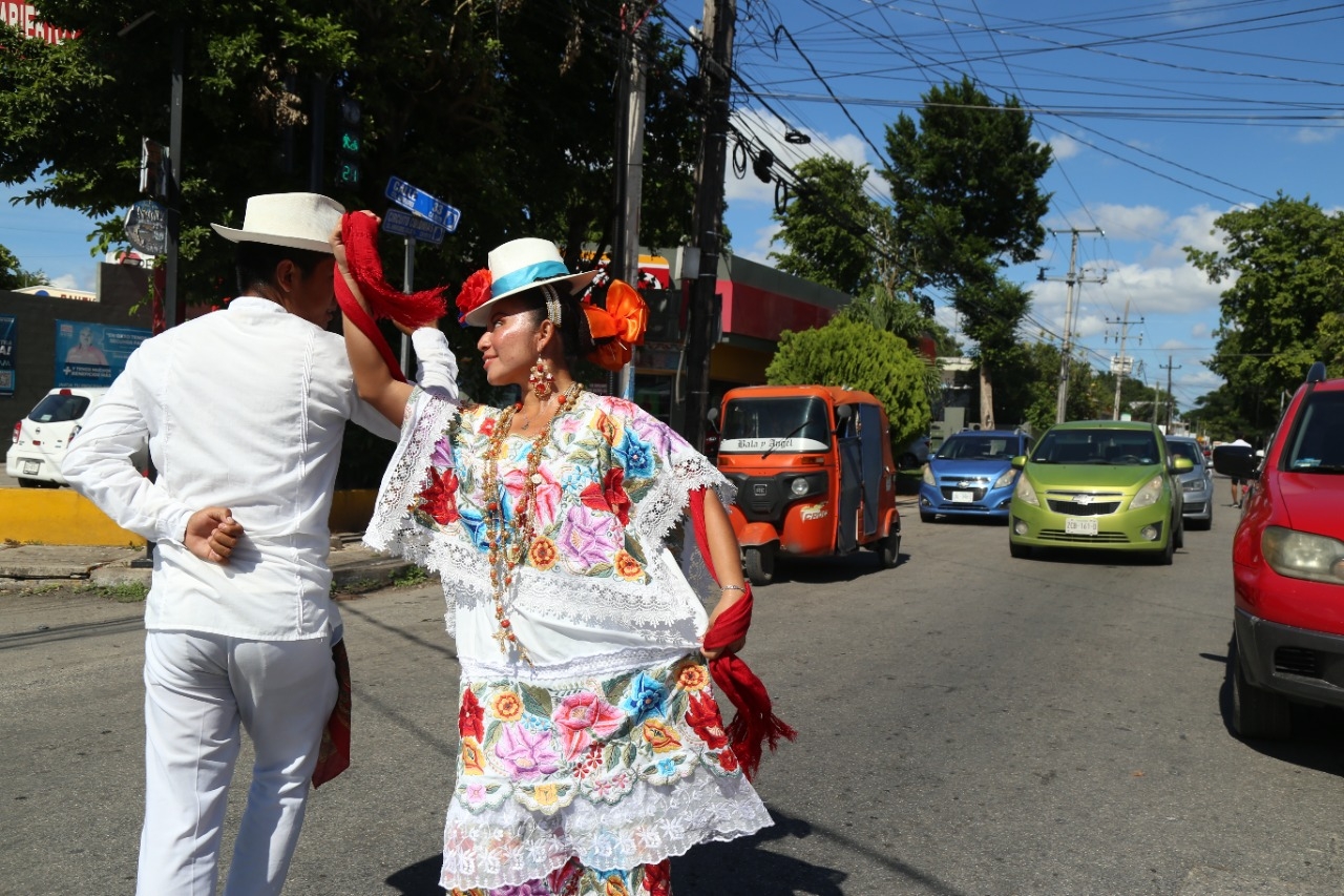 Jaraneros bailan en las calles de Mérida; buscan recaudar fondos para un albergue