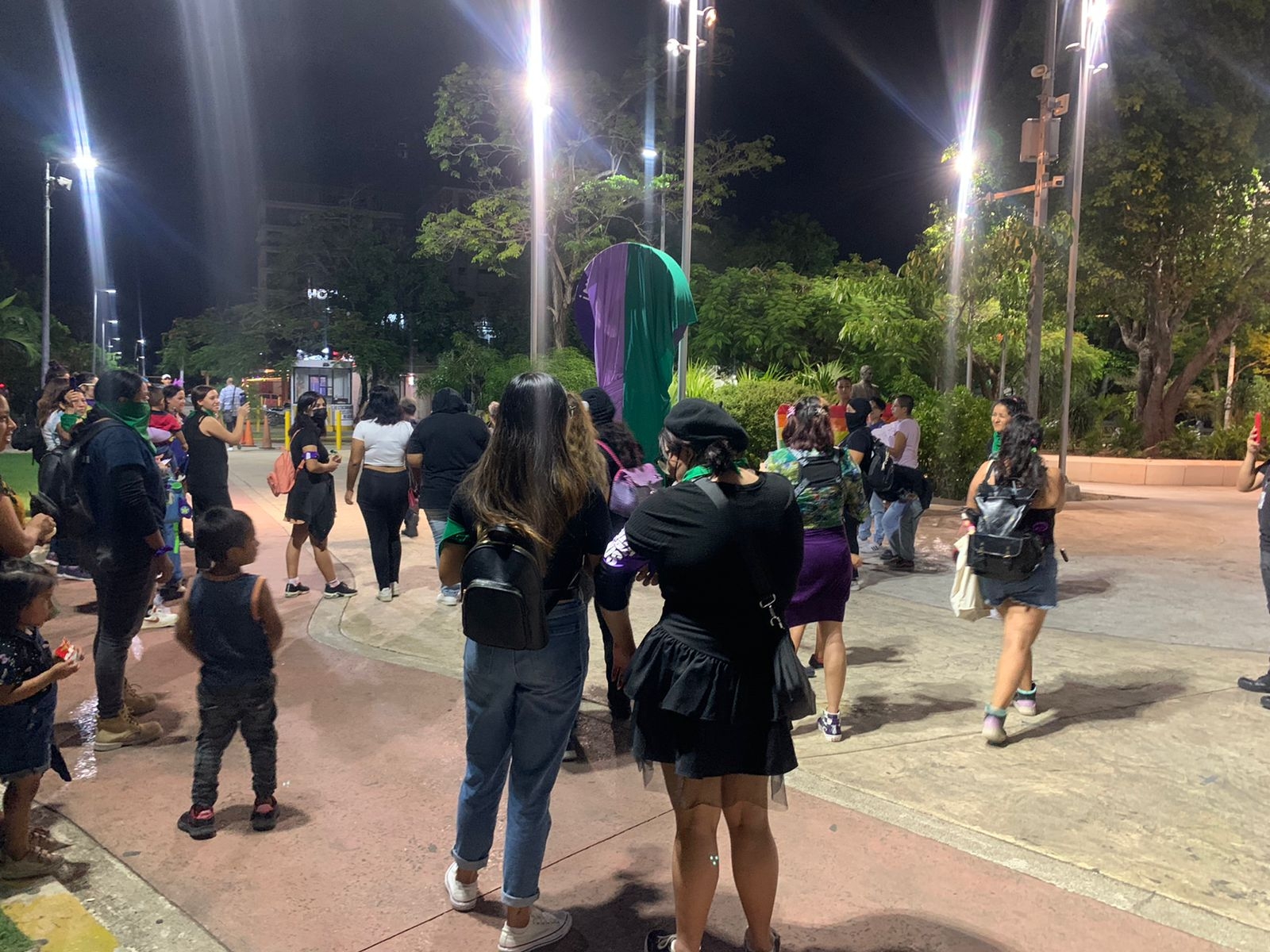 Colectivos feministas realizan marcha en Cancún: EN VIVO